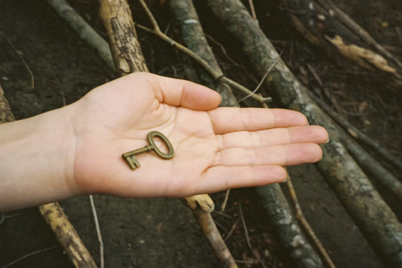 手のひらにのせた古い鍵