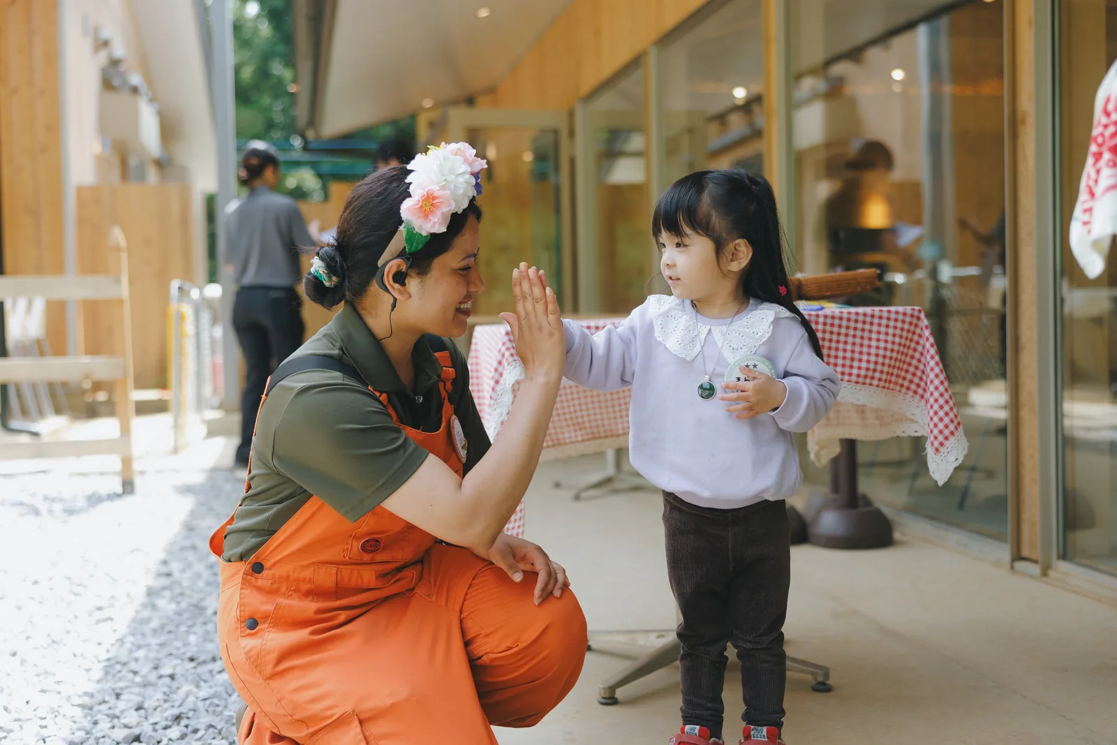 ウエルカムアクティビティを楽しむ子ども