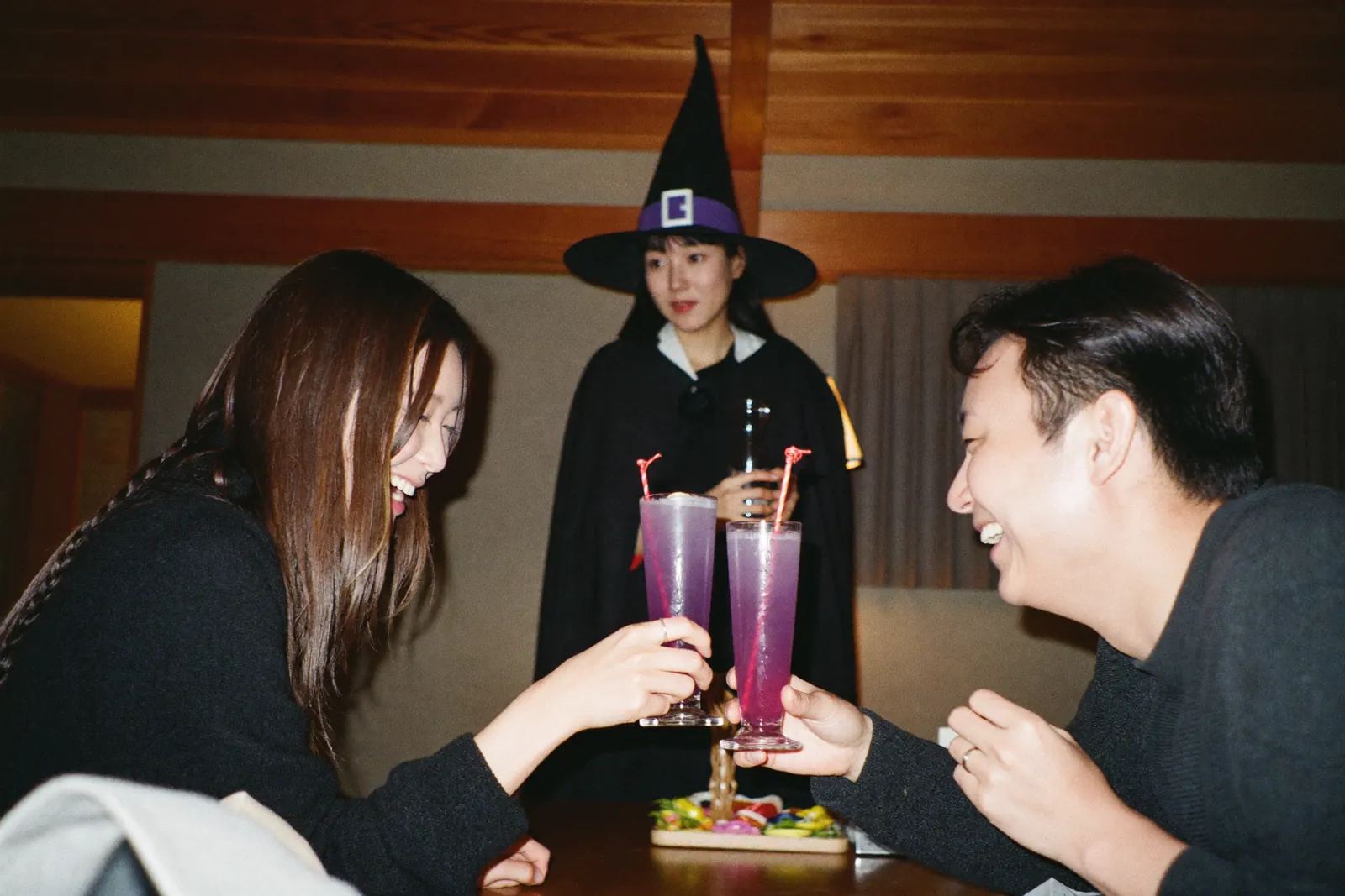 魔女のカクテルで乾杯する大人