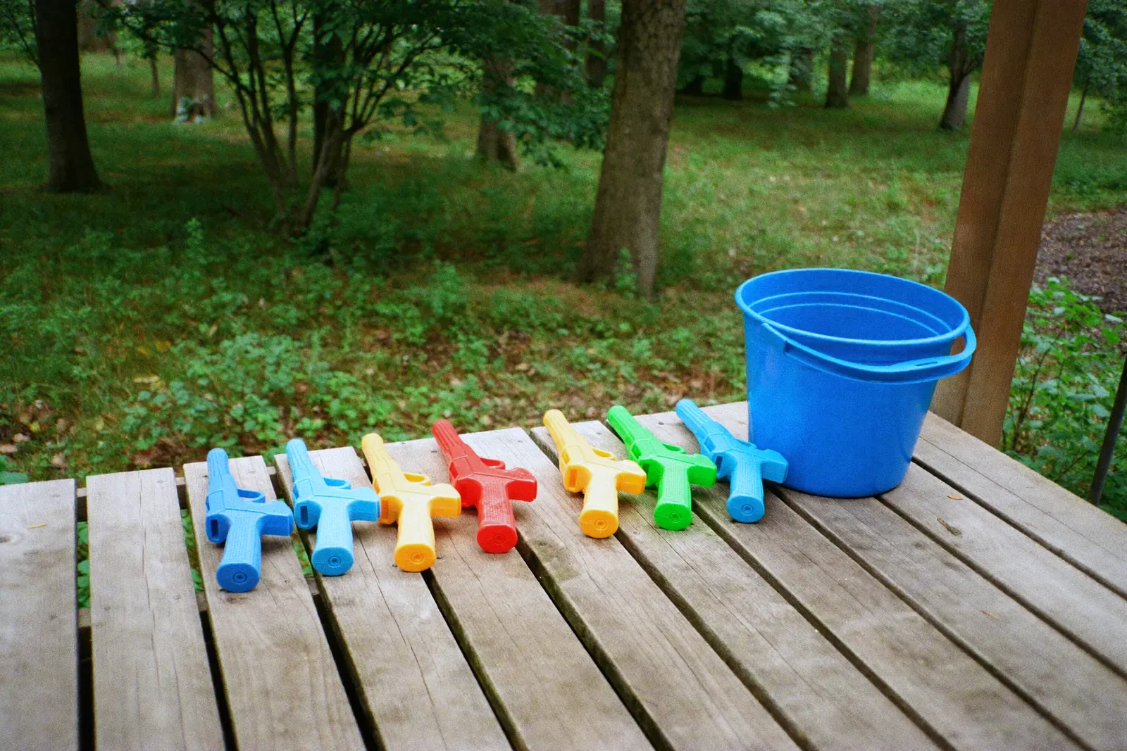 デッキに並んだ水鉄砲とバケツ