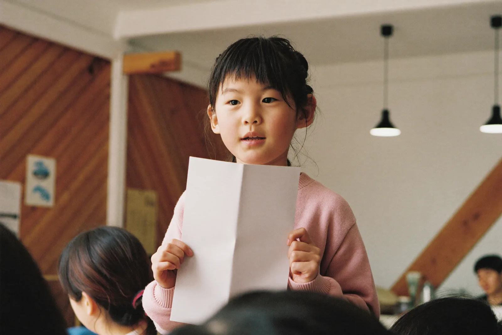 みんなの前で将来の夢を発表する子ども