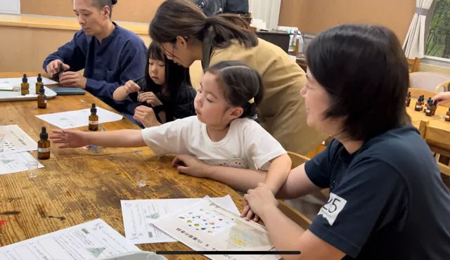 クルーと一緒にものづくりを楽しむ親子
