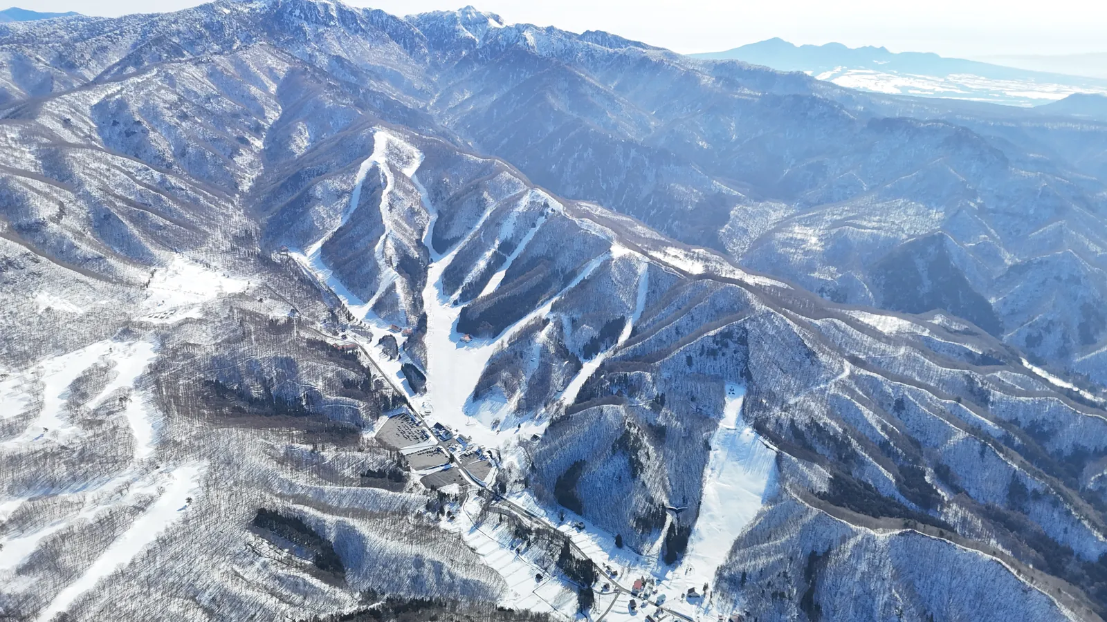 ほうだいぎスキー場と山々の空撮