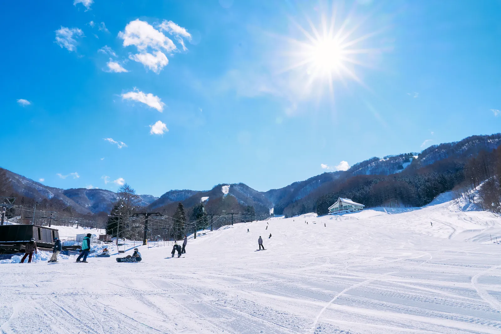 晴れた日のほうだいぎスキー場と山並み