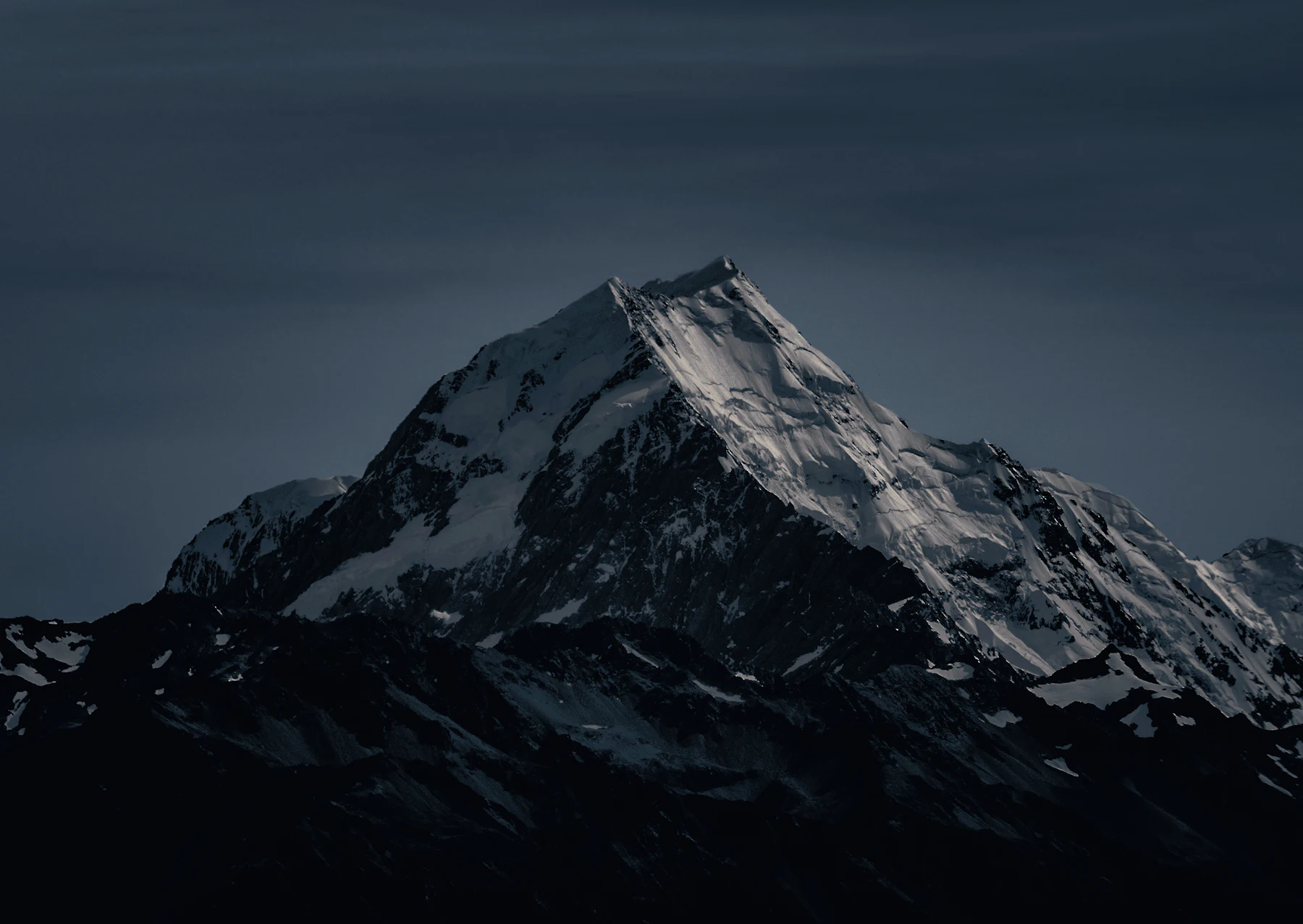 夜の雪山