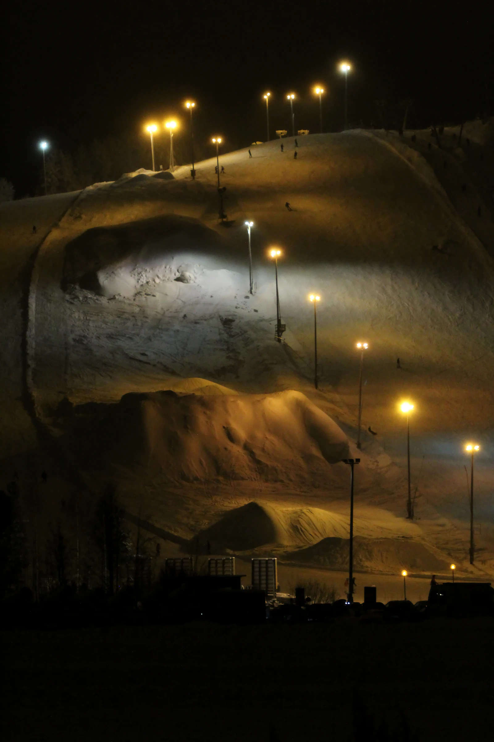 夜の雪山
