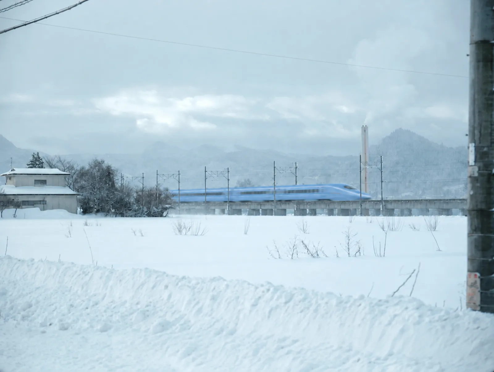 雪国を走るBUBブルーの列車