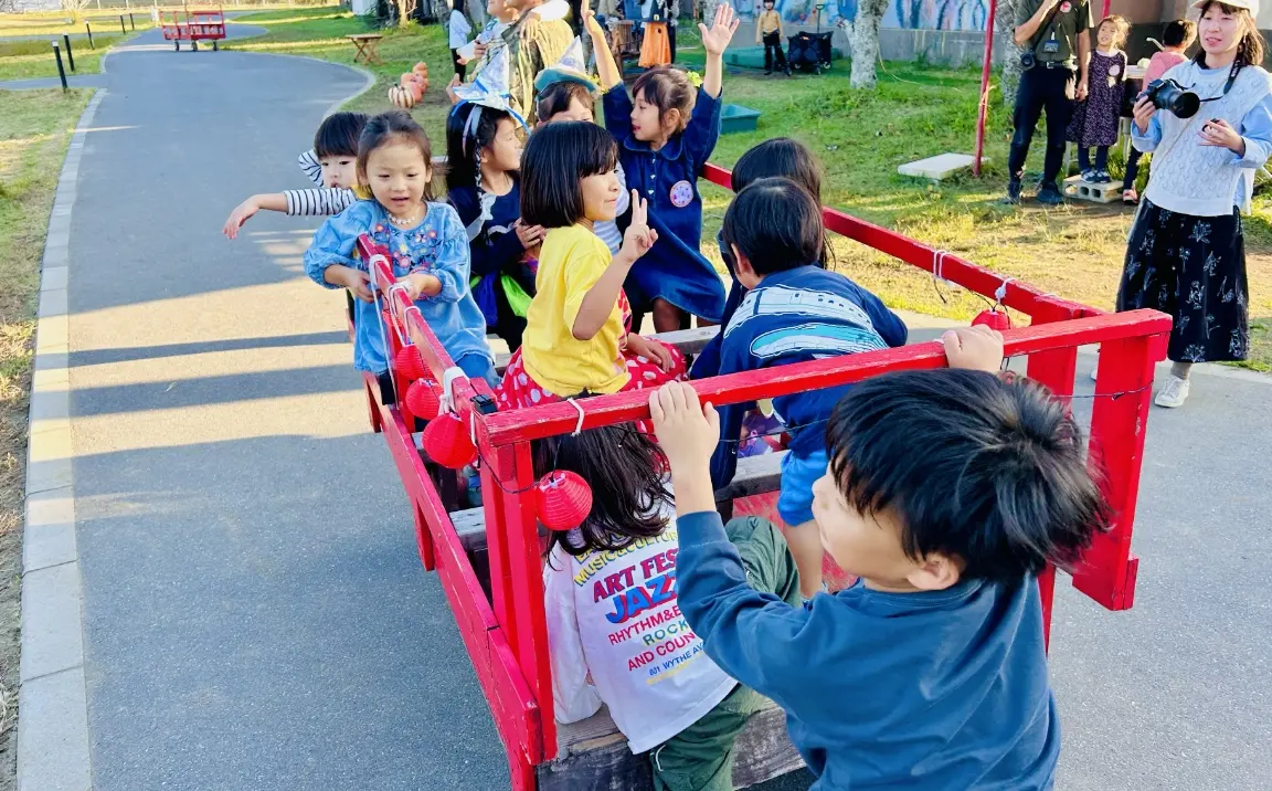 お祭りの山車に乗る小さな子どもたち