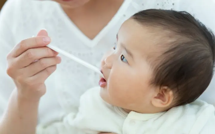 離乳食を食べる赤ちゃん