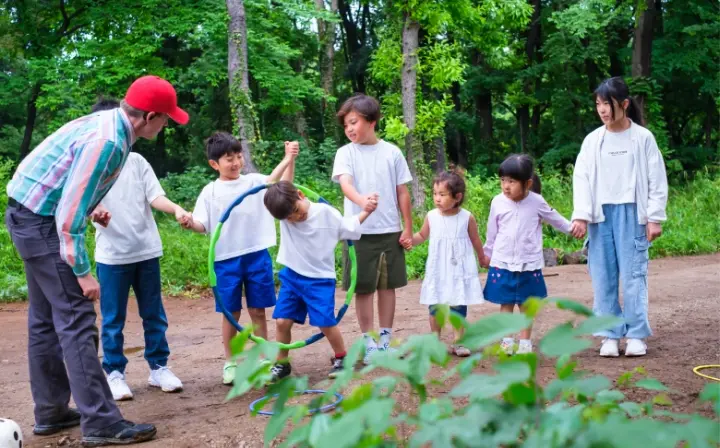 森の小道を歩く子どもたち