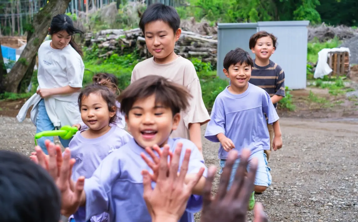 クルーとハイタッチする子どもたち