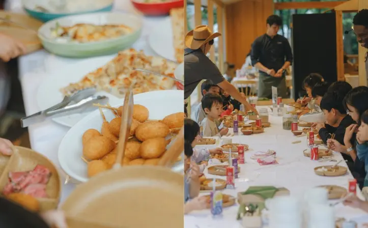 ビュッフェの料理と食事をする家族