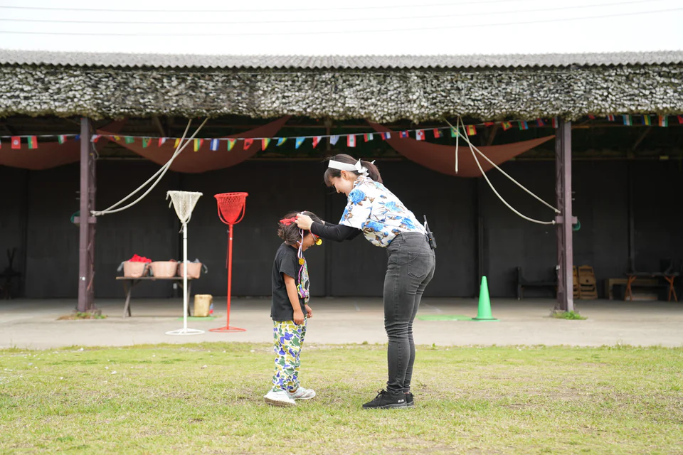 秋の運動会でクルーと過ごす子ども