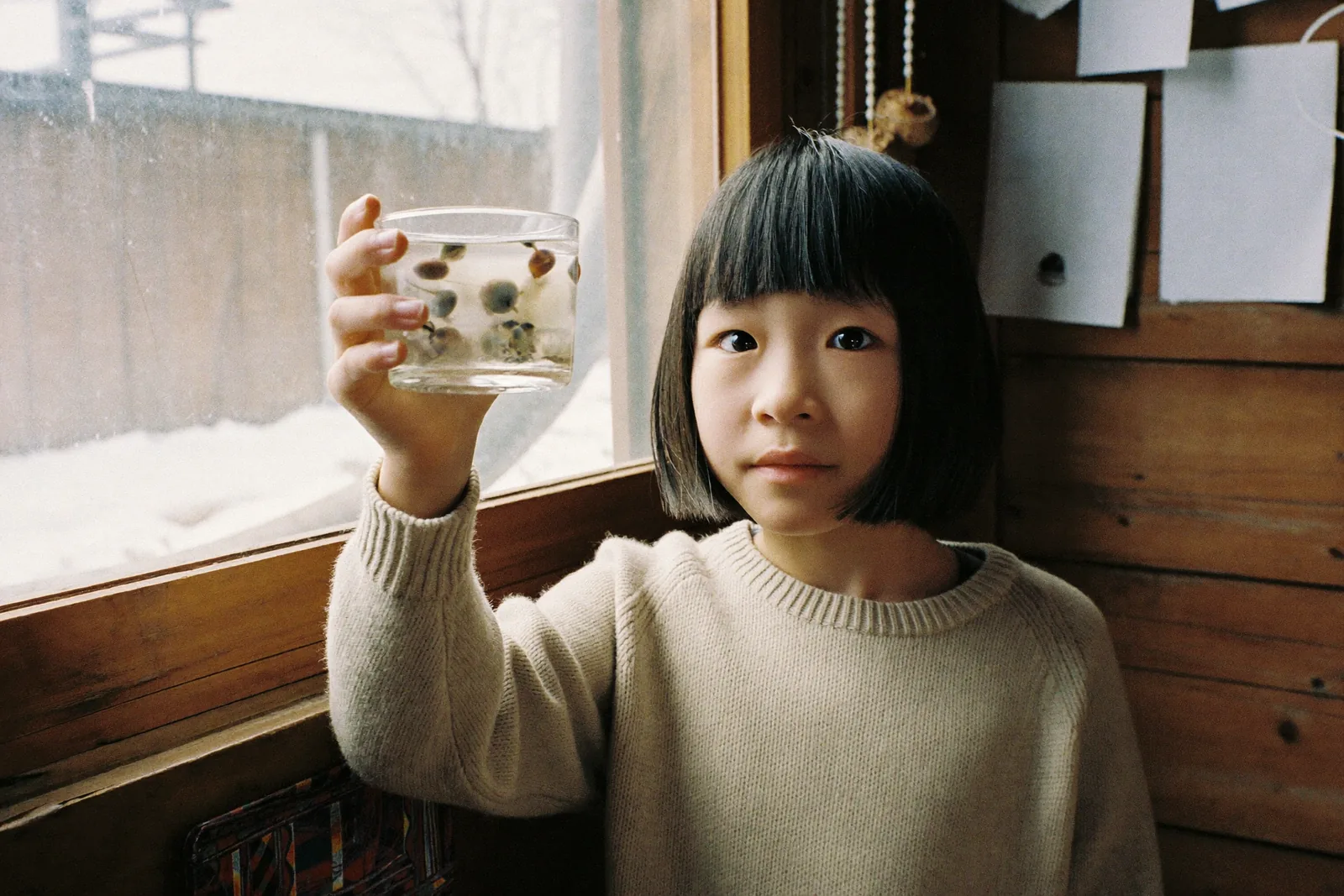 ジェルキャンドルをのぞく女の子