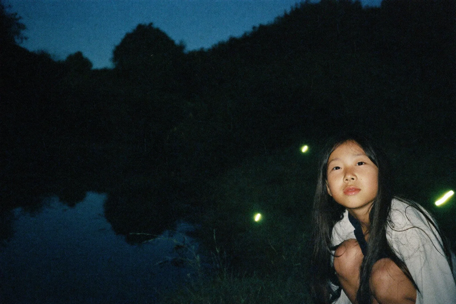 ホタルの光の中の女の子