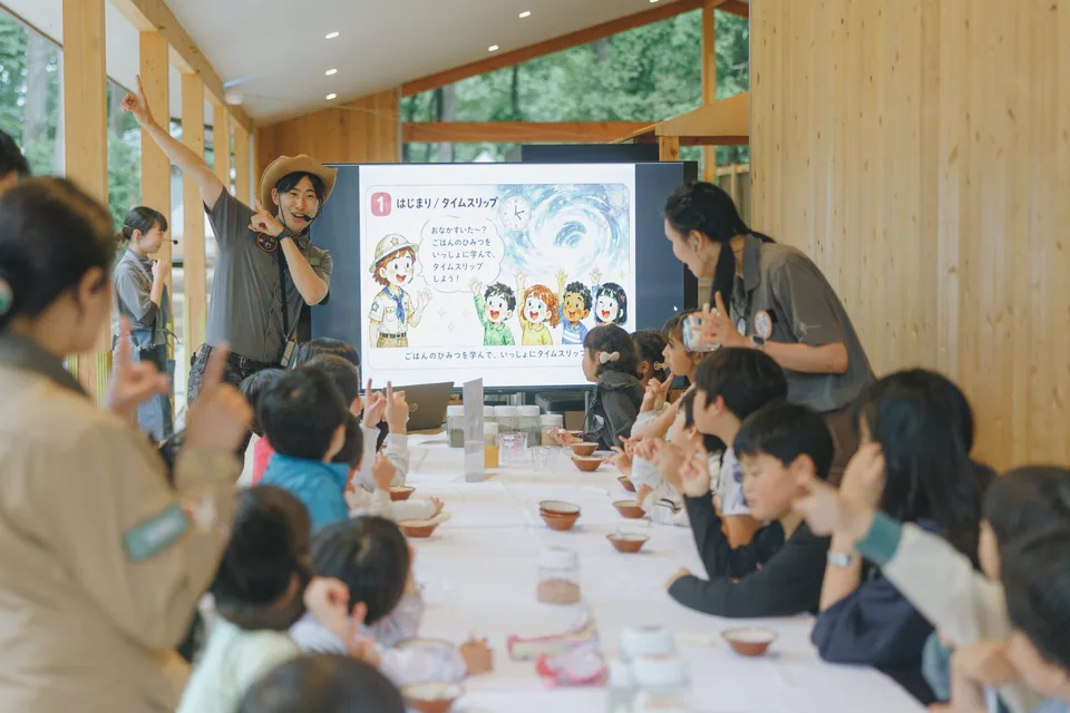 クルーと一緒に夕食を楽しむ子どもたち