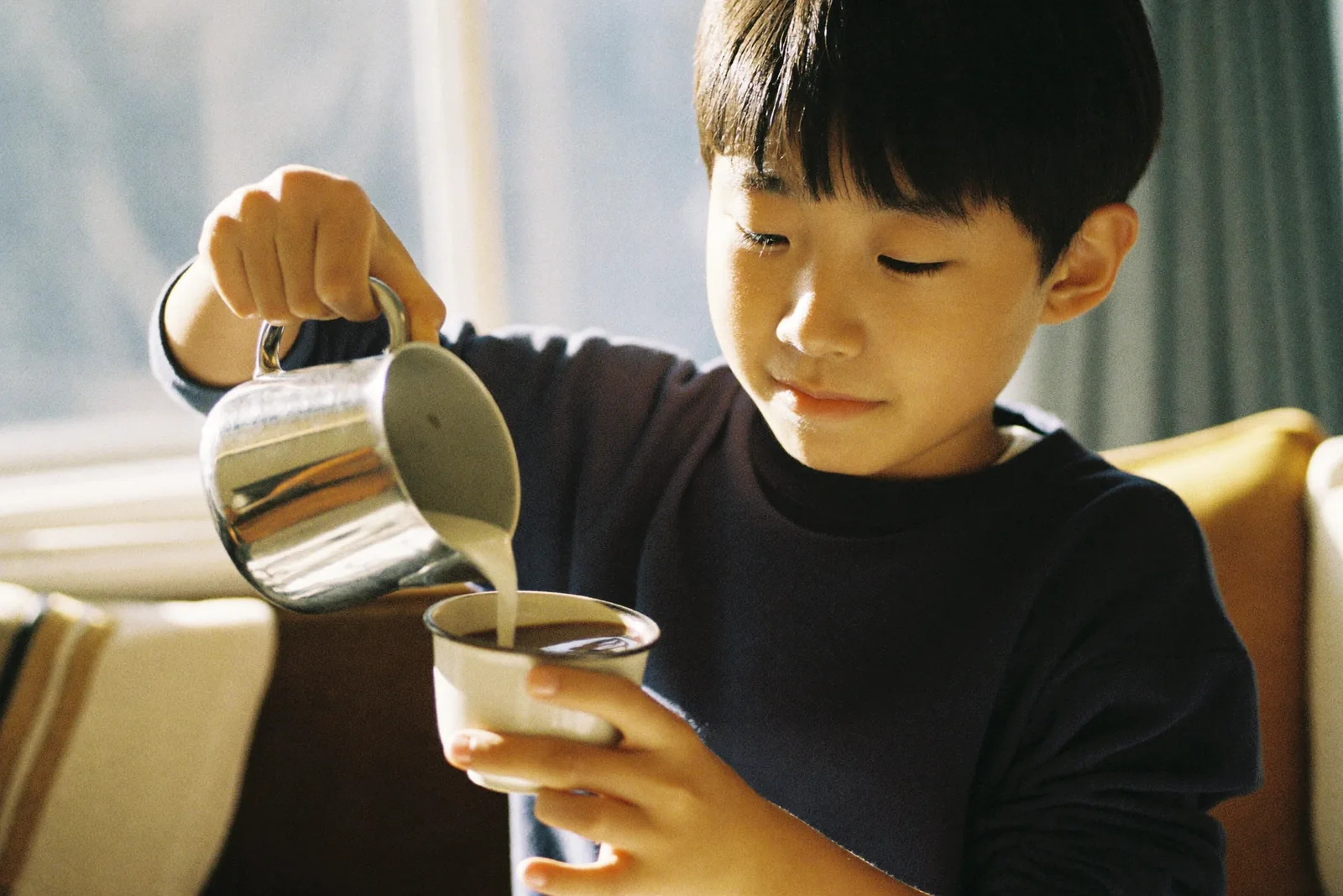 ミルクを注ぐ男の子