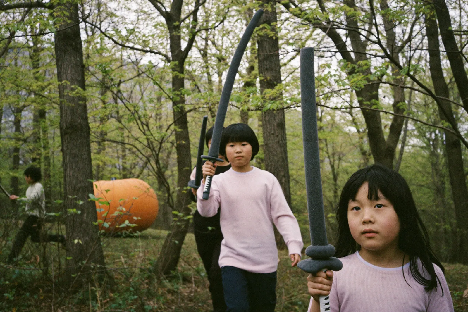 迷いの森を進む子どもたち