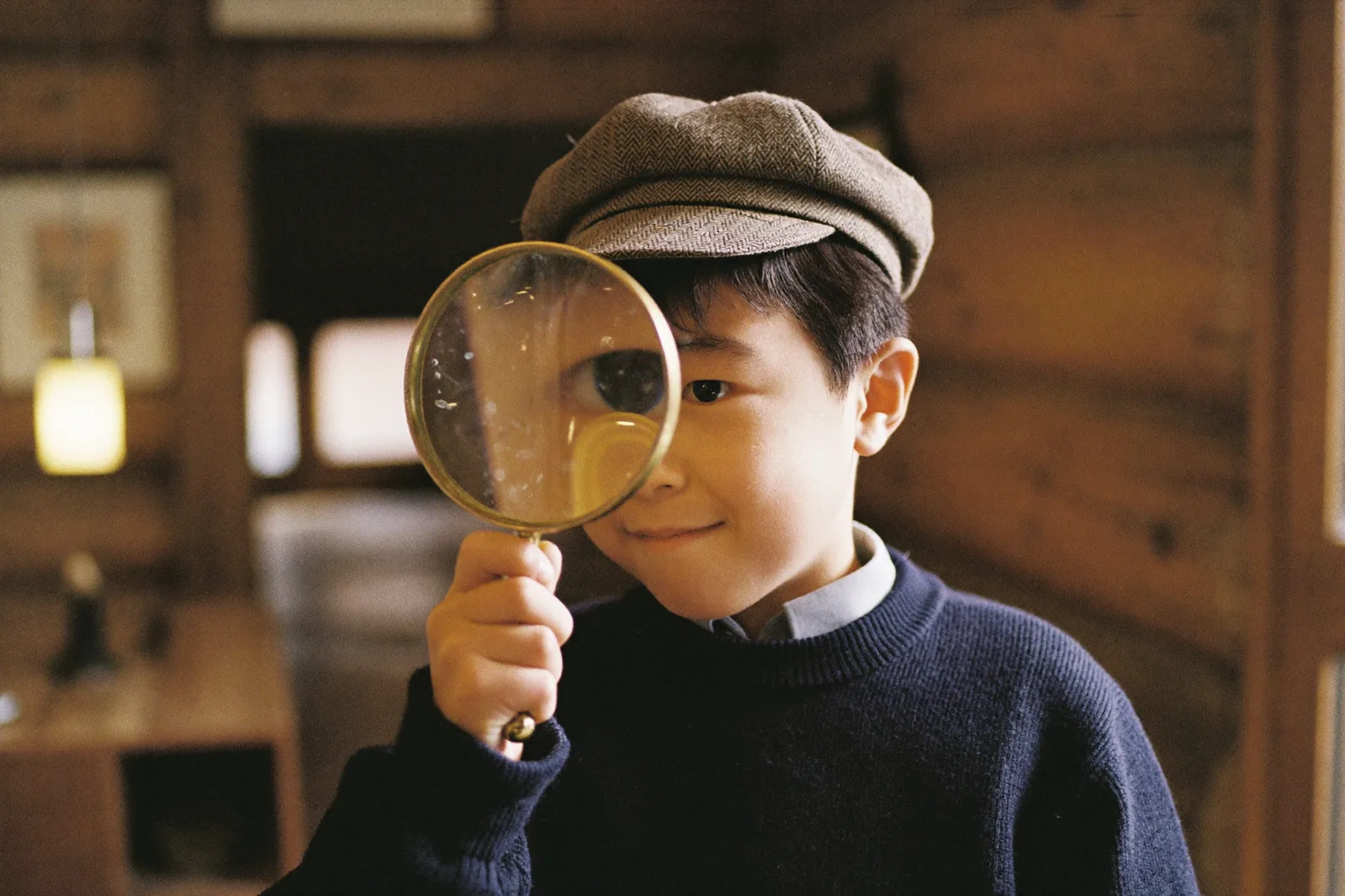 虫めがねをのぞく探偵の男の子