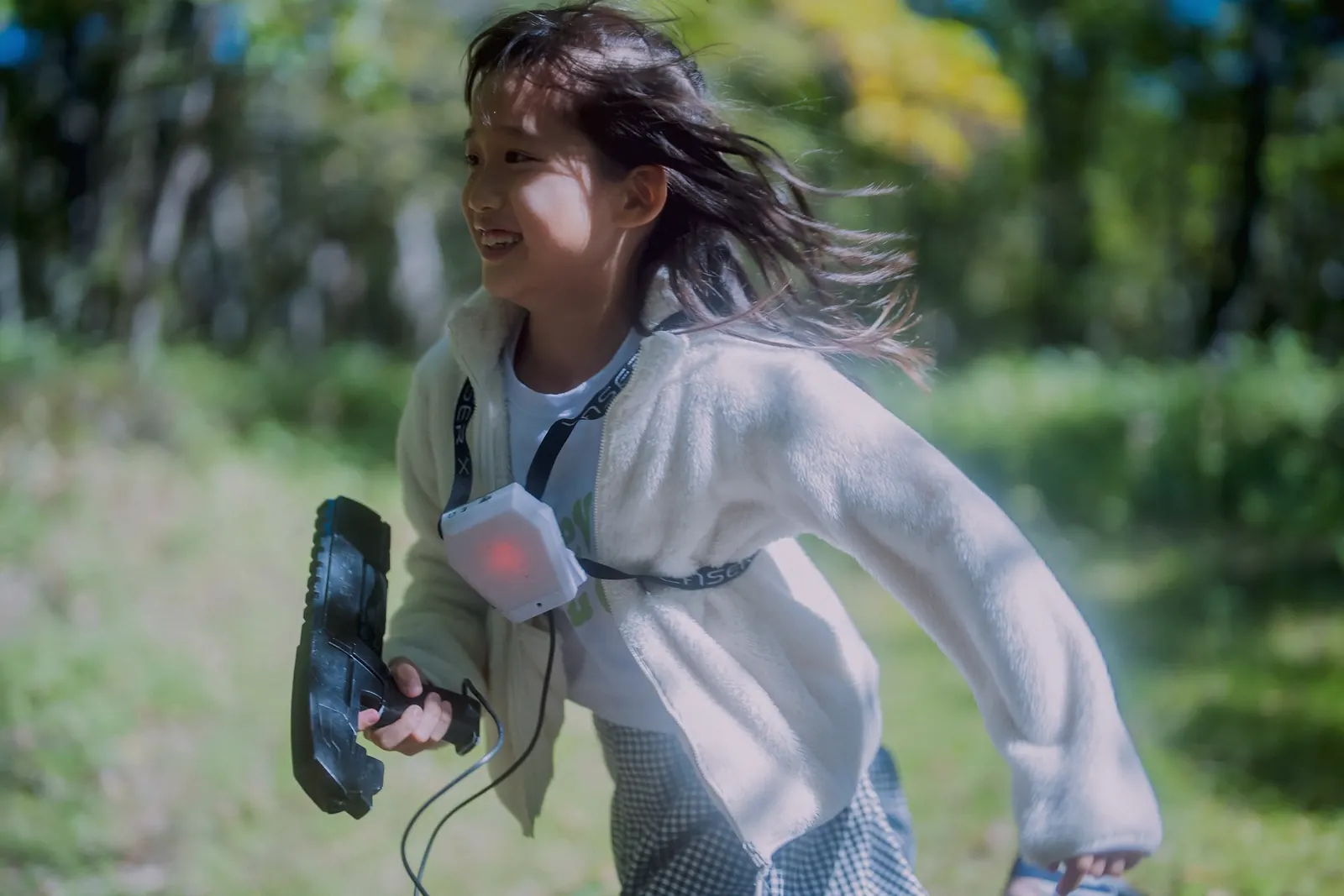 胸元のライフを光らせて森を走る女の子