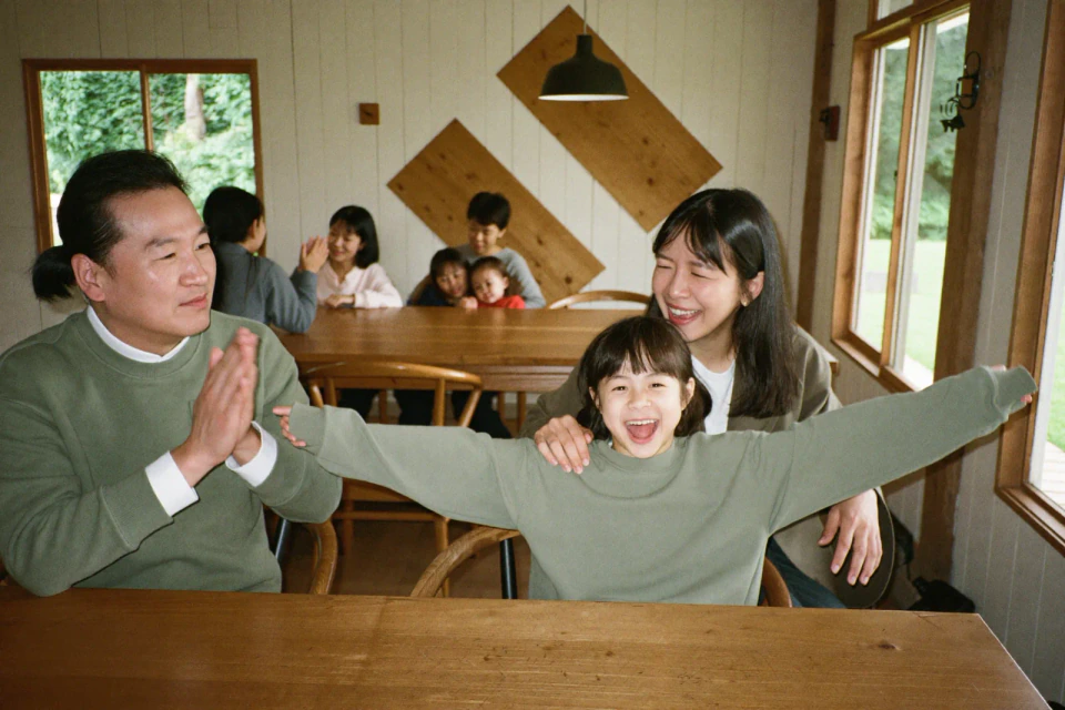 両親に囲まれて誕生日を喜ぶ子ども