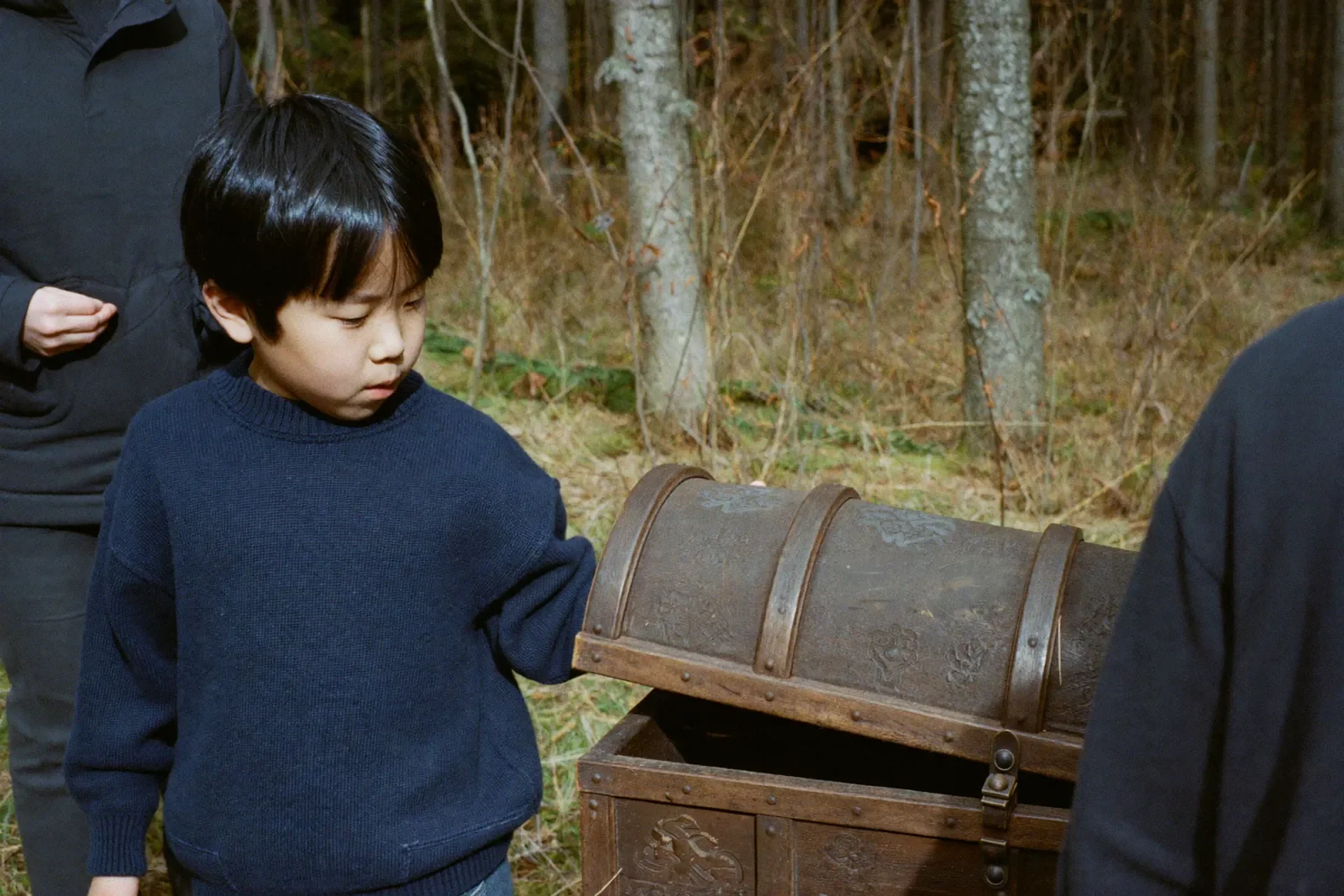 宝箱を開ける男の子