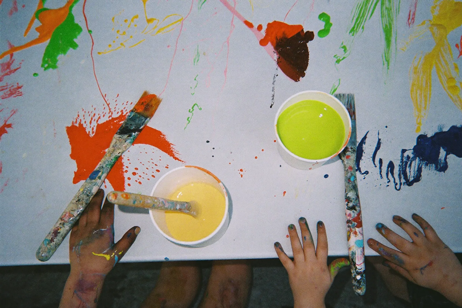 絵の具のカップと筆