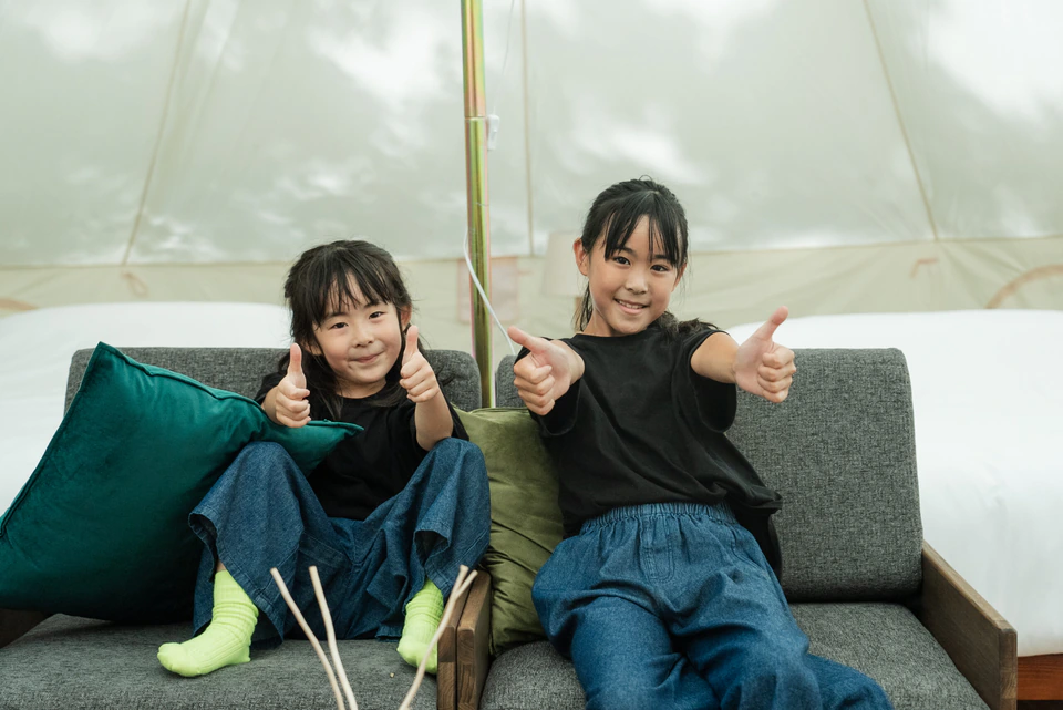グランピングテントの室内でくつろぐ子どもたち