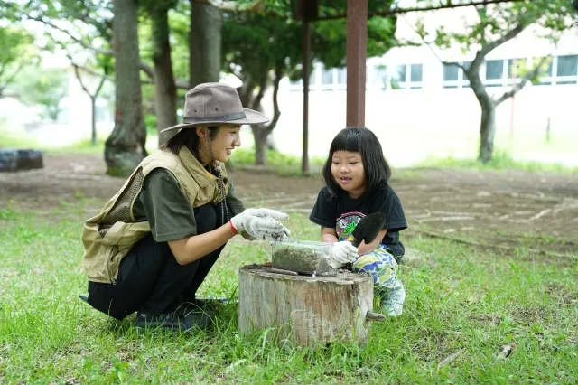 土の中から掘って見つける！カブトムシ幼虫ハント