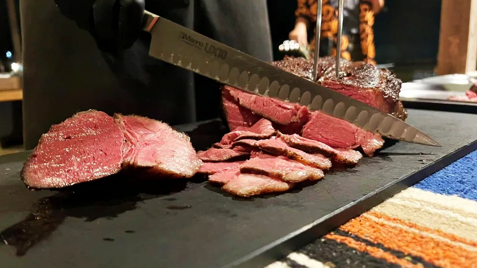 ライブキッチンで切り分けるローストビーフ
