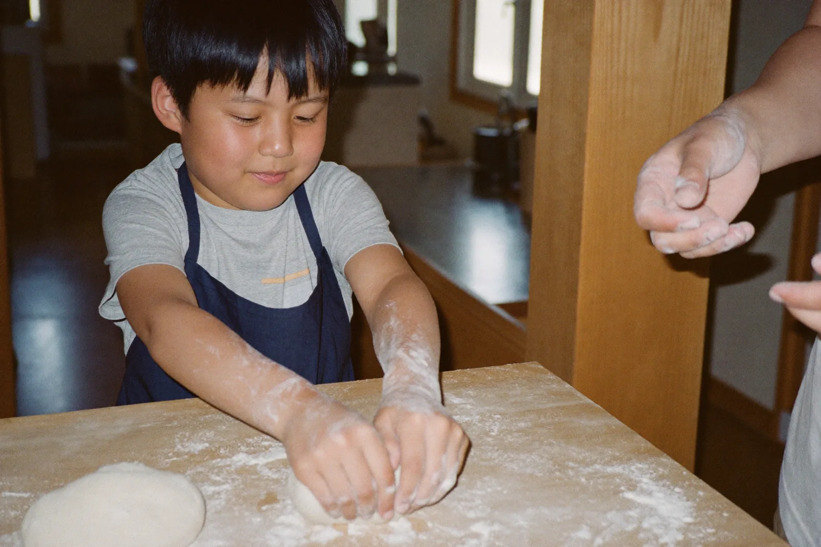 生地をこねる男の子