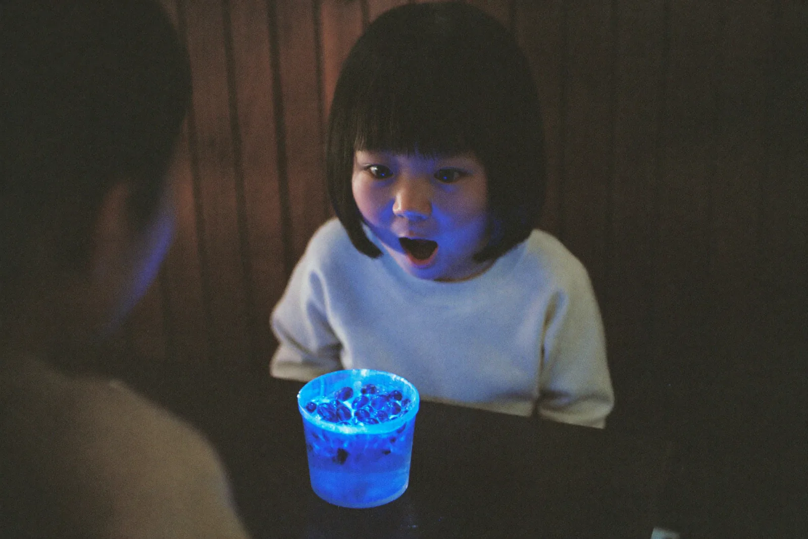 光るゼリーに驚く女の子