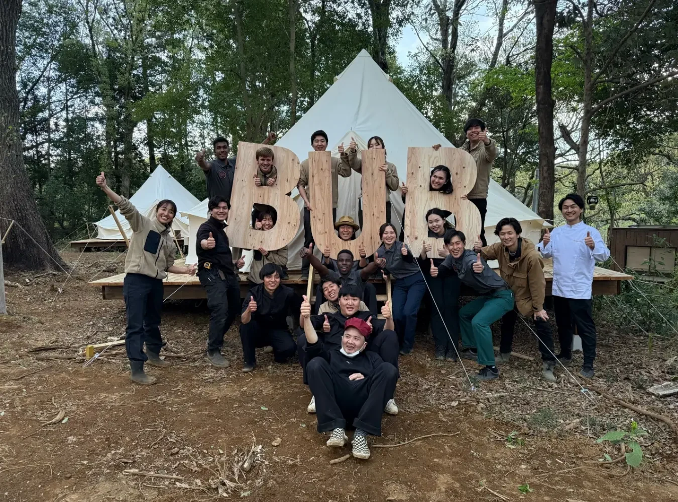 BUBの文字を持って並ぶクルー