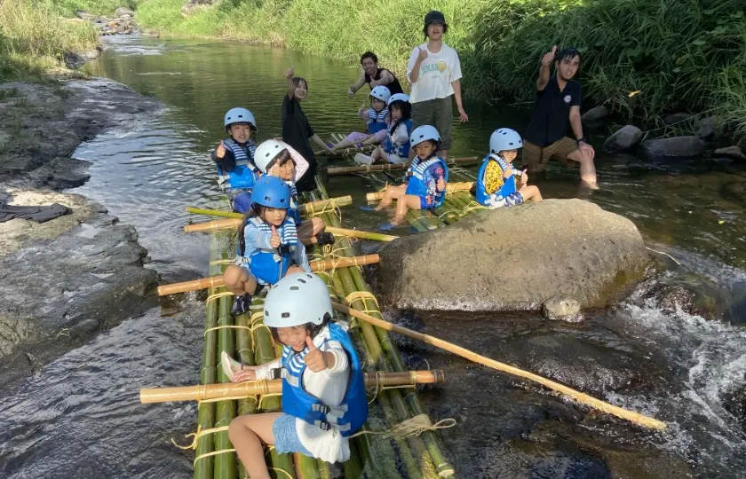 BUBクルーと一緒に筏に乗る天才キャンプの子どもたち