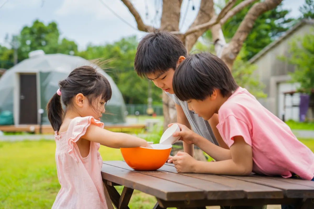 ピザ生地づくりを楽しむ子どもたち