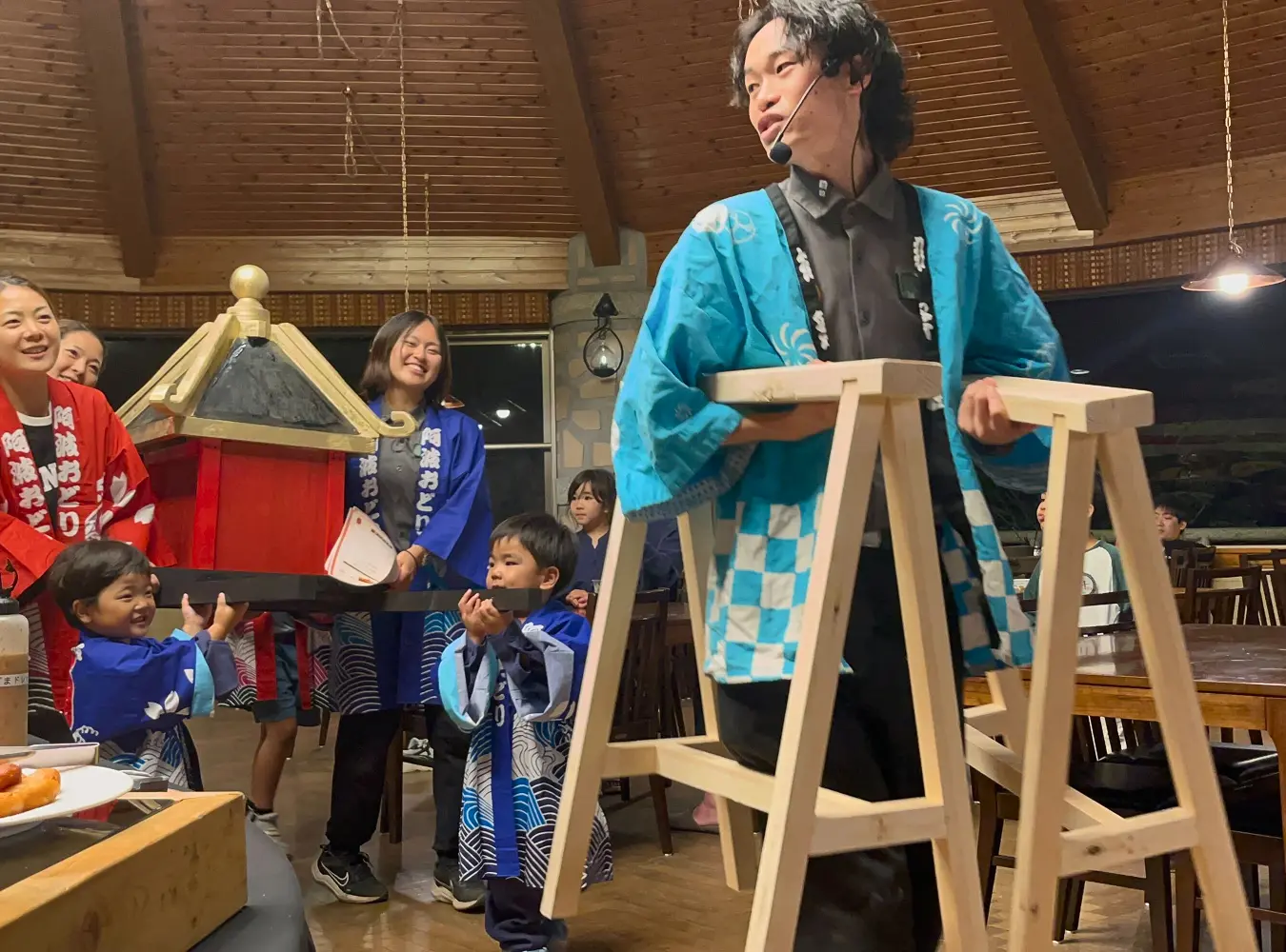 お神輿演出で盛り上がる様子