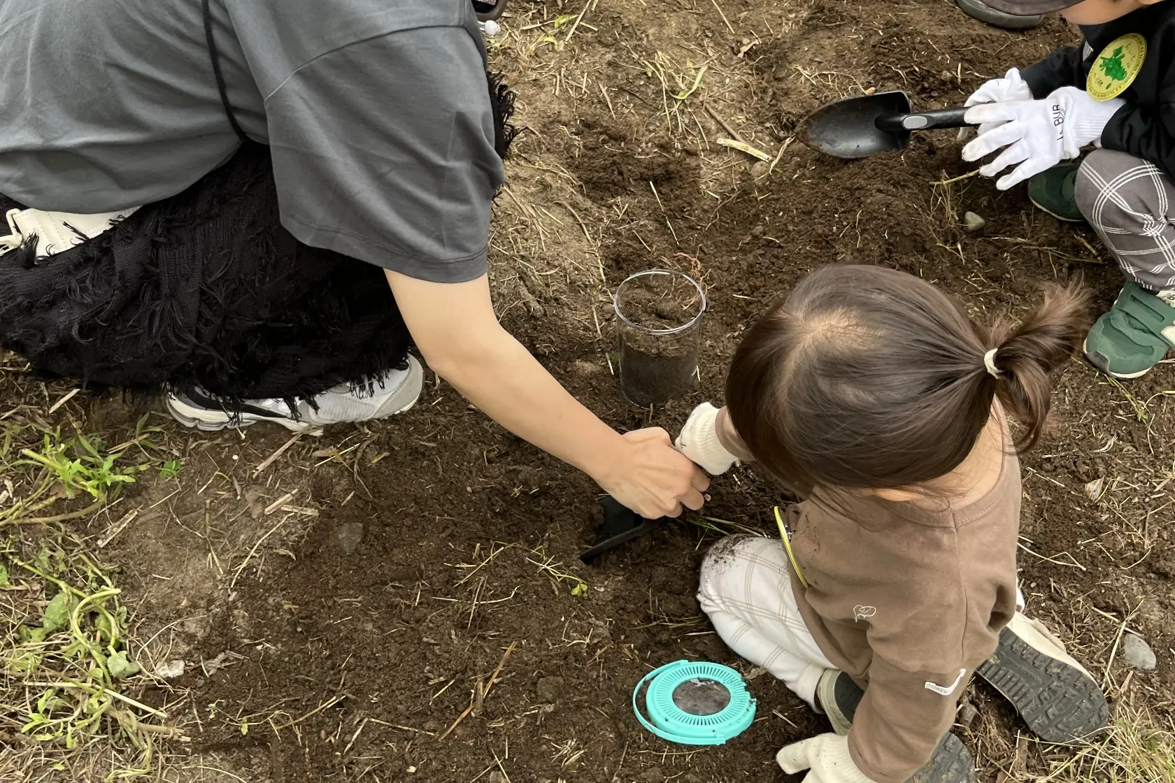 土の中を観察する親子の自然体験