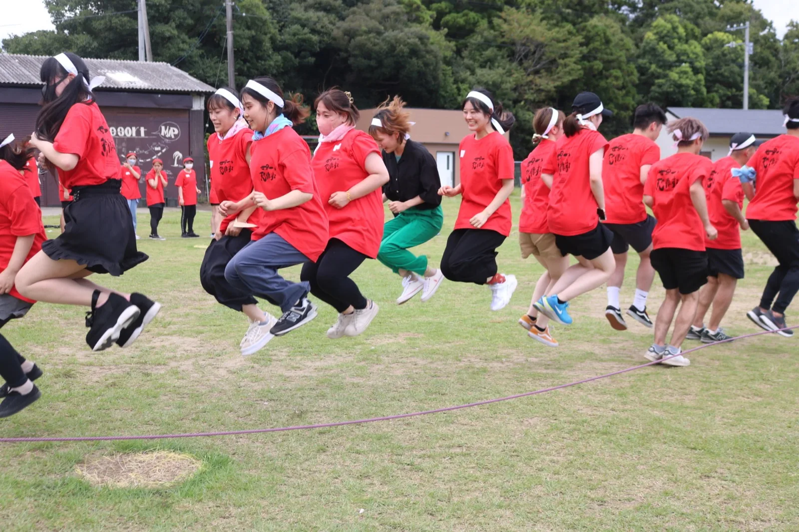 大人数で挑戦する大縄跳び