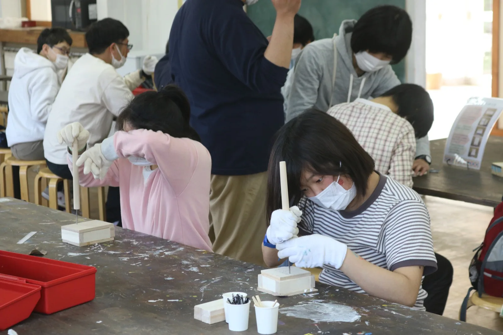 仲間と取り組む木工クラフト体験