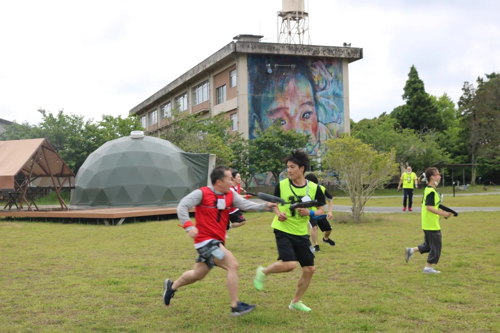 芝生を駆ける屋外スポーツ体験