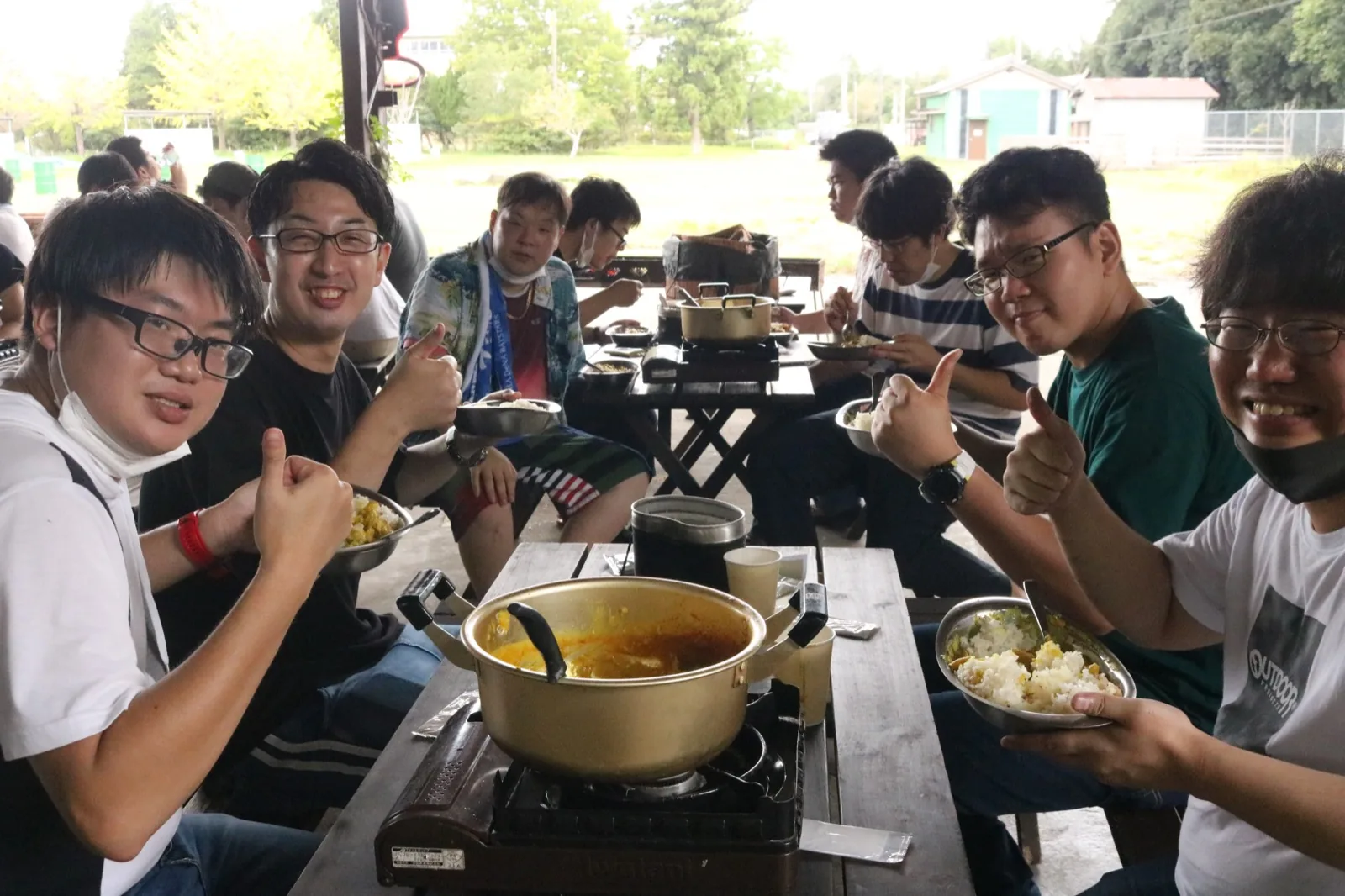 仲間と囲むにぎやかな食卓