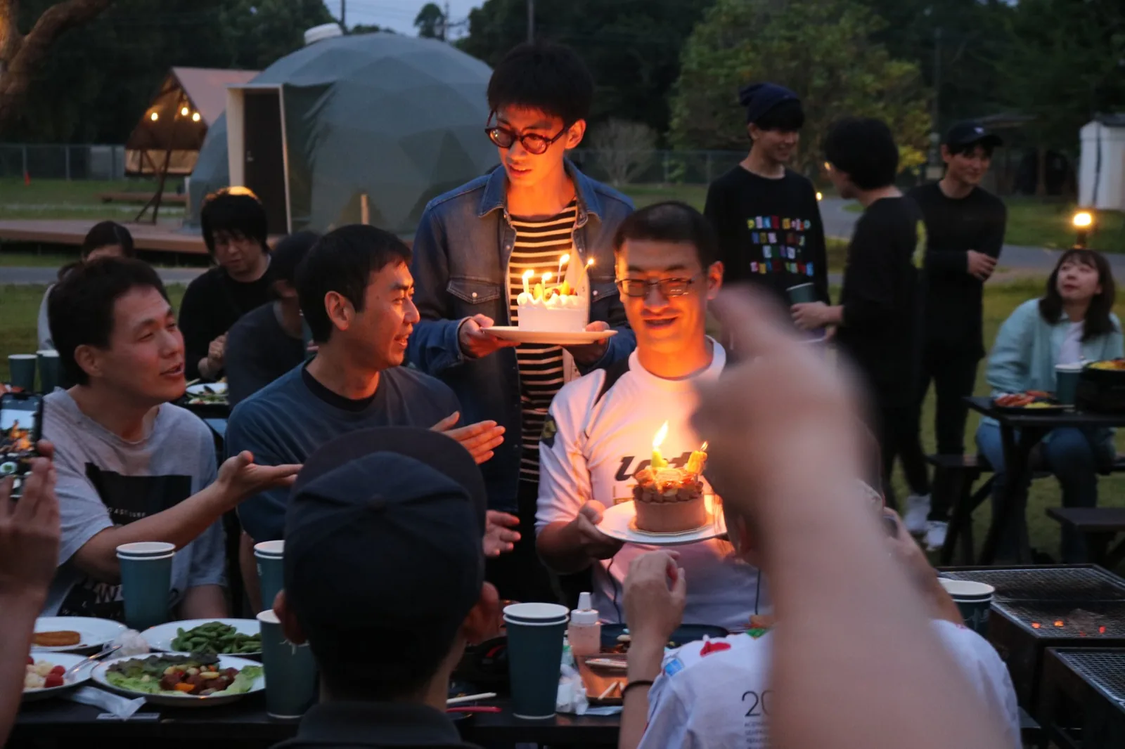 ケーキを囲んで楽しむお祝いの時間